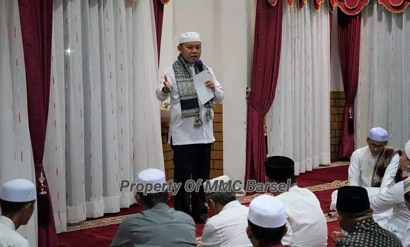 Pj. Bupati Barsel H. Deddy Winarwan saat menyampaikan sambutan pada Pengajian Asy Syifa. 