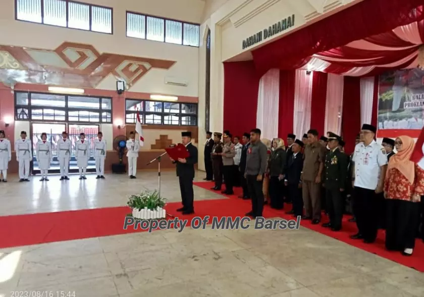 Pj.Bupati Barsel H.Deddy Winarwan saat mengukuhkan 74 anggota Paskibraka Kab.Barsel Tahun 2023 (Foto:HN2R)