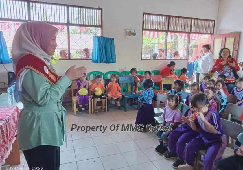 Bunda PAUD Kab.Barsel Hj.Erna Ardiani saat menyapa anak-anak PAUD Berkat Desa Kalahien (foto:HN2R)