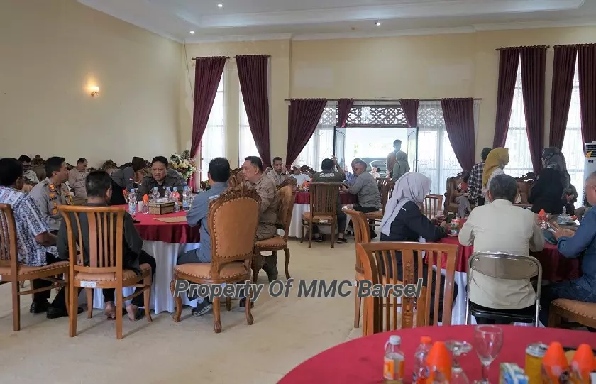 Jamuan Makan Siang Pemkab.Barsel sebelum Wagub Kalteng H. Edi Pratowo membuka Pasar Penyeimbang di Kantor Camat Dusun Selatan (Foto:JN/SNH/EN/BUS)  