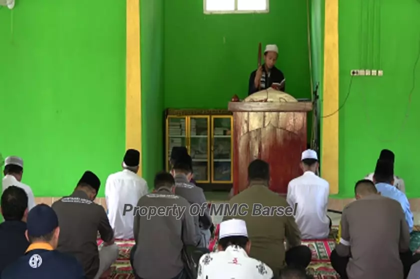 Pj. Bupati Barsel H. Deddy Winarwan dan Jamaah lainnya mendengarkan Khutbah Jumat (Foto:JN)
