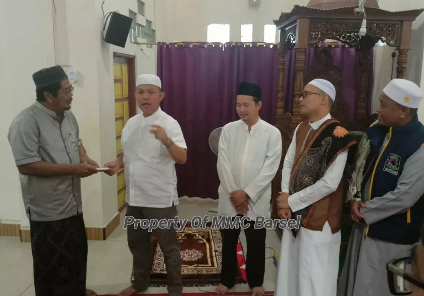 Pj.Bupati Barsel H.Deddy Winarwan menyerahkan bantuan dan di terima pengurus Masjid Ar Raudah H. Suhardi (foto:Nur/FahryR)