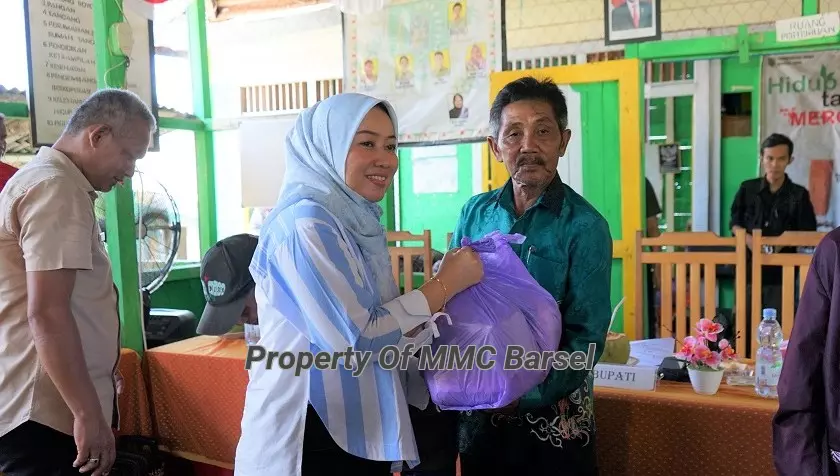 Ketua TP. PKK Kab. Barsel Hj. Erna Ardiani Palupi Menyerahkan Bantuan secara Simbolis Kepada Warga Desa Marga Jaya Kec. Gunung Bintang Awai (Foto:JN/SNH/EN)