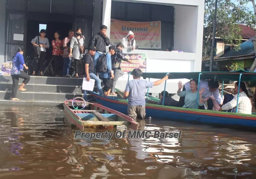 Warga di Kecamatan Dusun Utara saat mengurus keperluan kependudukan langsung tambat  perahu Kelotok di Kantor Camat  