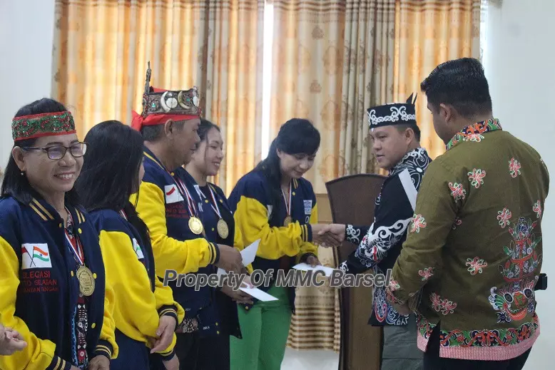 Pj. Bupati Barsel H. Deddy Winarwan memberikan bonus kepada seluruh anggota Tim Seni Budaya Kab. Barsel (Foto:JN/ELZ4)
