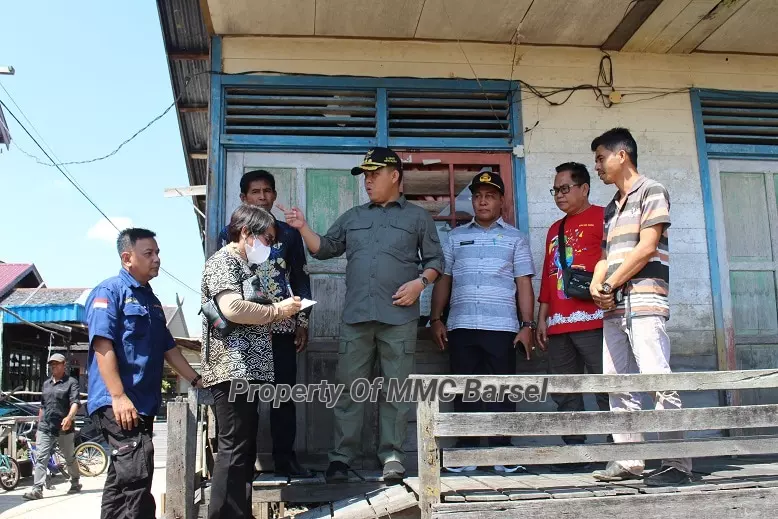Penjabat (Pj) Bupati Barito Selatan H. Deddy Winarwan Melihat Langsung Kondisi Bangunan Rumah Dinas Guru Sekolah SMP Satu Atap 5 Desa Batilap Kec. Dusun Hilir