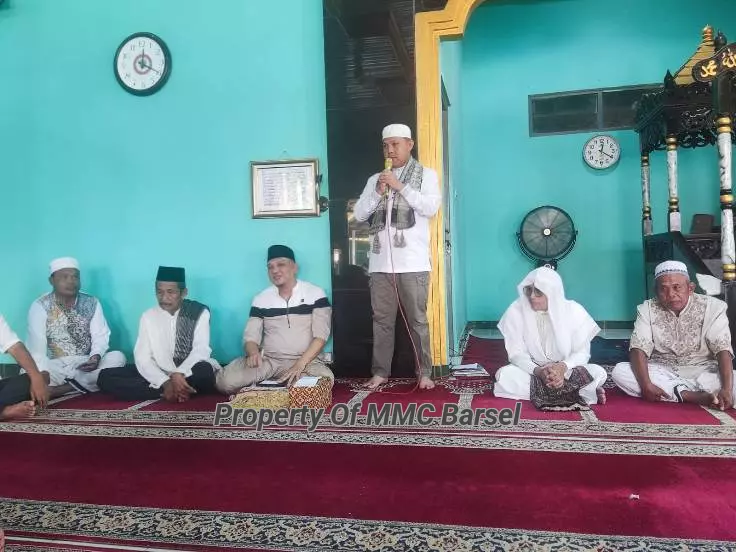 Pj. Bupati Barsel H. Deddy Winarwan saat  menyampaikan  sambutan di Masjid Al - Qadar usai sholat Jum'at