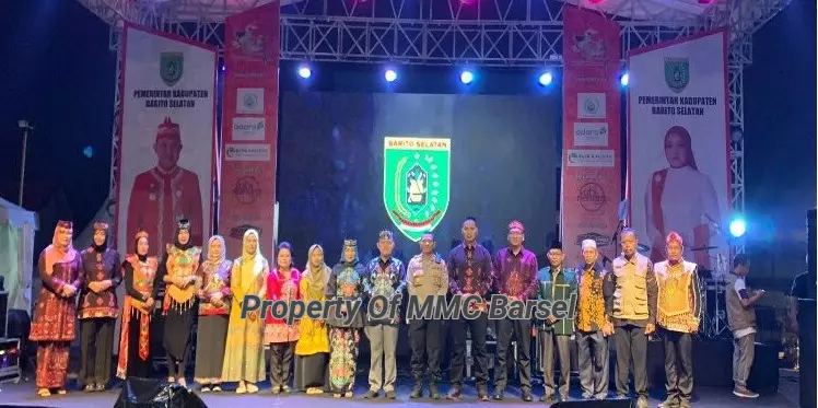 Pj.Bupati Barsel H. Deddy Winarwan didampingi Ketua TP.PKK Kab.  Barsel Hj. Erna Ardiani foto bersama dengan unsur Forkopimda Barsel (Foto:Dok)