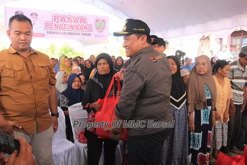 Wagub Kalteng H. Edi Pratowo Menyerahkan Secara Simbolis Bansos Untuk Warga Korban Banjir di Kec. Dusun Selatan (Foto:JN/SNH/EN/BUS)