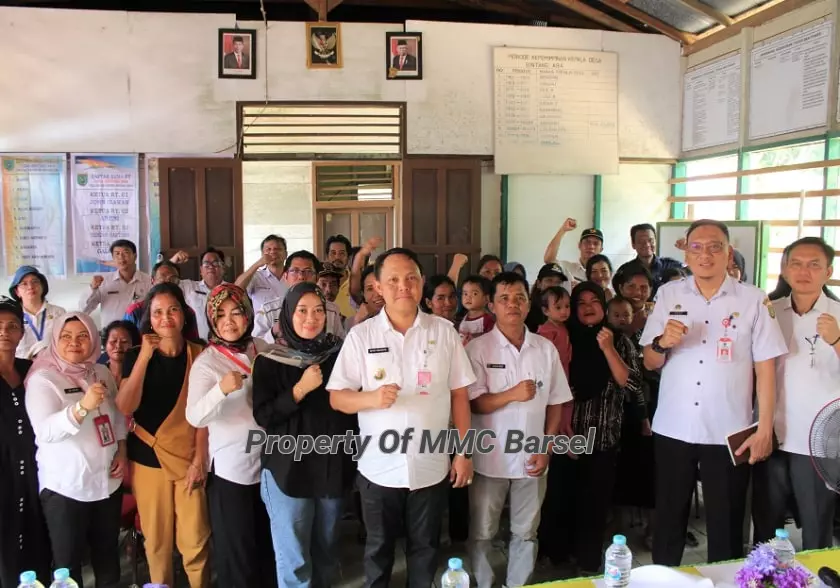 Pj. Bupati Barsel H. Deddy Winarwan dan Ketua TP-PKK Kab. Barsel Hj. Erna Ardiani serta robongan foto bersama warga desa Bintang Ara Kec. Gunung Bintang Awai.