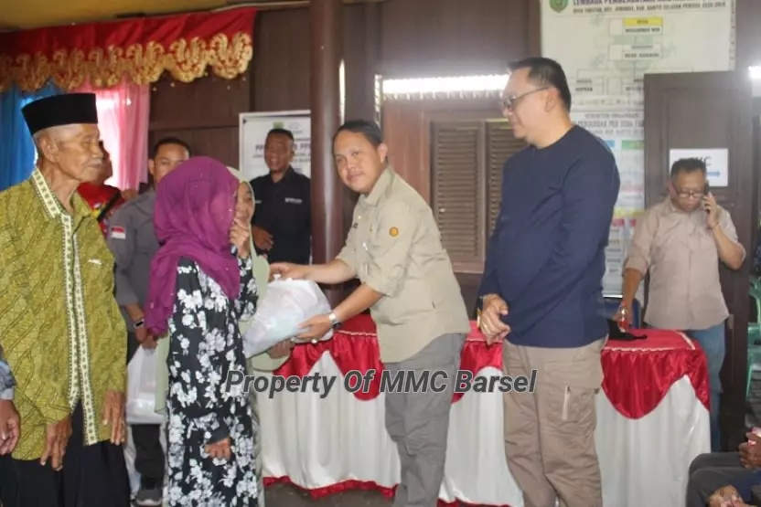 Penjabat (Pj) Bupati Barsel Deddy Winarwan menyerahkan  bantuan sosial kepada masyarakat Desa Tabatan