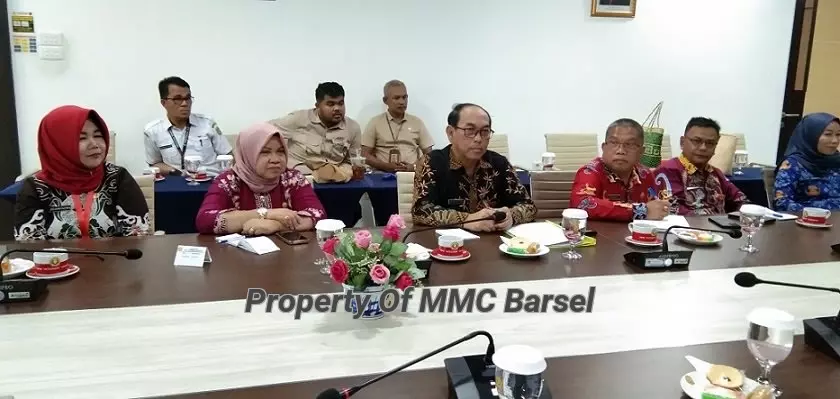 Nampak Asisten Perekonomian dan Pembangunan Setda Kab.Barsel Rahmat Nuryadin,  Kepala Dinas Perdagangan Swita Minarsih, Kepala Dinas Kesehatan Kab.Barsel Drg. Daryomo Sukiastono, Kepala BKPSDM Kab. Barsel Malkani, Kepala Dinas Keahanan Pangan, Pertanian dan Perikanan Ida Safitri, Kepala Dinsos PMD Kab, Barsel Selvi Riyatmi, Sekretaris Dinas Pendidikan Kab.Barsel Kisransyah (Foto:R1)