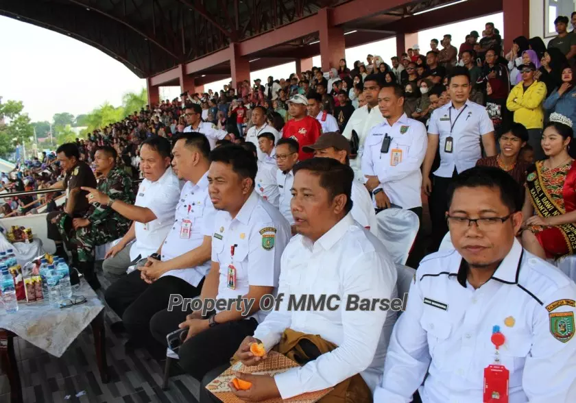 Pj.Bupati Barsel H.Deddy Winarwan didampingi Sekretaris Daerah Setda Barsel Edy Purwanto, Asisten Pem dan Kesra Setda Barsel Yoga P. Utomo dan beberapa kepala perangkat daerah saat menyaksikan laga final turnamen Pj.Bupati Cup 2023 di stadion Batuah Buntok (Foto:Elz4)