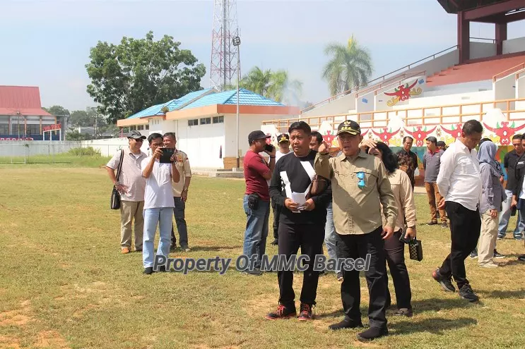 Penjabat Bupati Barito Selatan didampingi Kepala Dinas Pariwisata, Pemuda dan Olahraga saat Meninjau Stadion Batuah Buntok