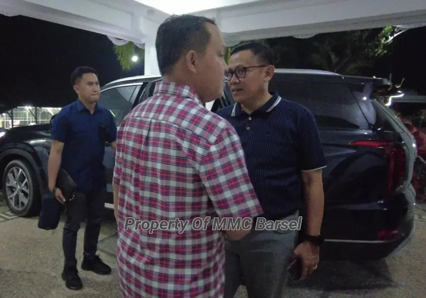 Pj. Bupati Bartim Indra Gunawan saat berpamitan dengan Pj. Bupati Barsel H. Deddy Winarwan untuk melanjutkan perjalanan menuju Tamiang Layang (Foto:R1/3lza)