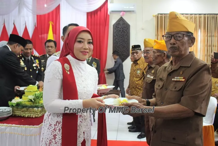 Ketua TP.PKK Kab. Barsel Hj.Erna Ardiani turut menyerahkan nasi tumpeng kepada para Veteran dan Warakawuri (Foto:JN/R1/Elza/Dien)