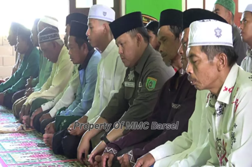 Pj. Bupati Barsel H. Deddy Winarwan bersama warga setempat saat menjalankan ibadah Sholat Jumat (Foto:JN)