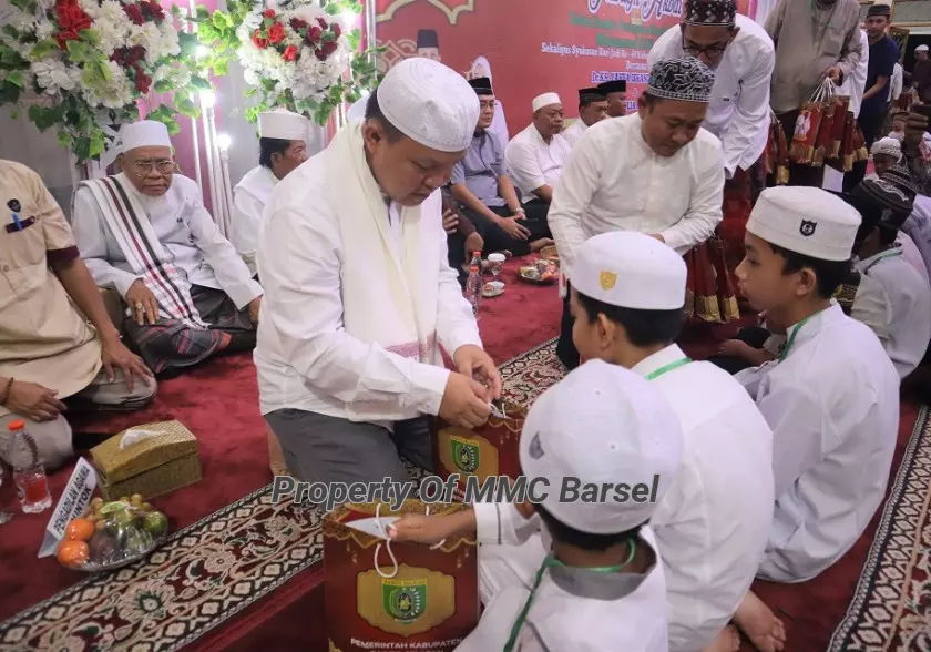 Pj.Bupati BArsel H. Deddy Winarwan menyerahkan bingkisan dan bantuan kepada anak yatim (Foto:Dok)
