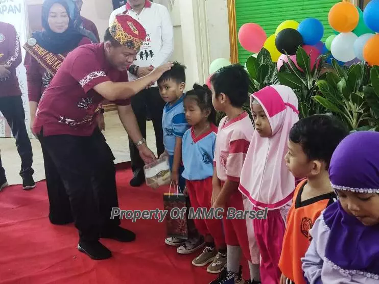 Pj. Bupati Barito Selatan Deddy Winarwan saat menyerahkan bingkisan kepada anak-anak PAUD