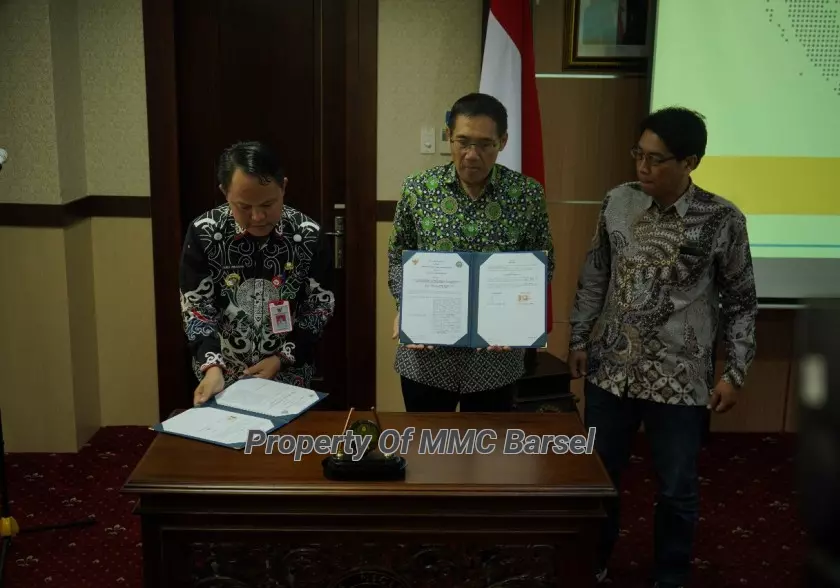 Pj. Bupati Barsel H. Deddy Winarwan dan Rektor Universitas Negeri Malang Haryono menandatangani MoU Bidang Pendidikan (Foto:Dok)