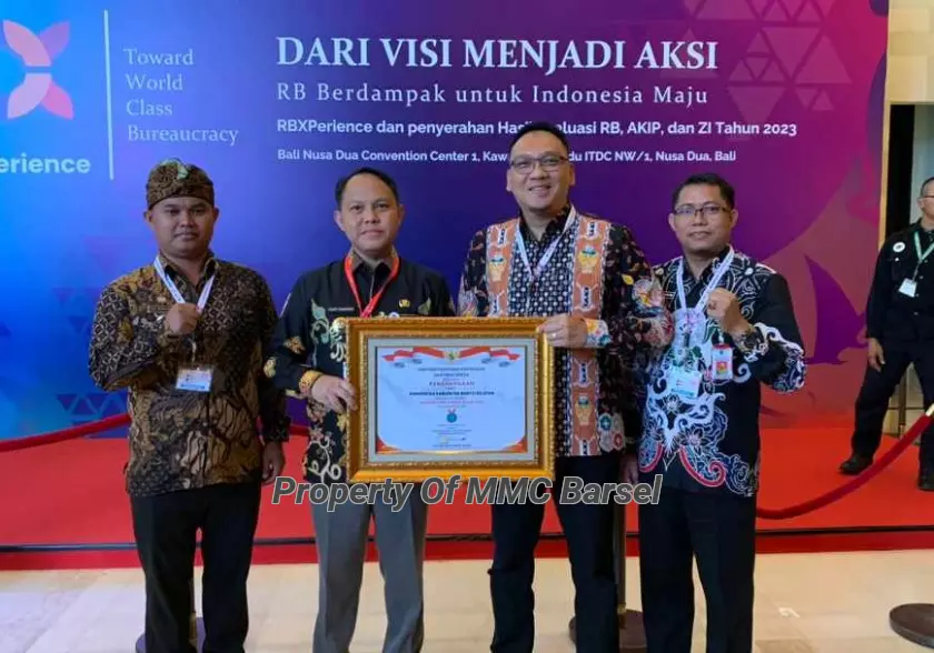 Pj. Bupati Barsel H. Deddy Winarwan foto bersama  Sekda Kab.Barsel Eddy Purwanto dan Jajaran Pemkab Barsel usai menerima penghargaan (Foto:Dok)
