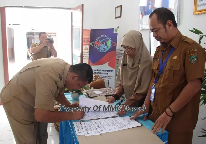 Penandatanganan Berita Acara Serah Terima Jabatan Kepala Diskominfo Kab. Barsel yang lama Syahdiannur Kepada Plt. Kepala Diskominfo Kab.Barsel Mario Aan (Foto:R1/HN2R)