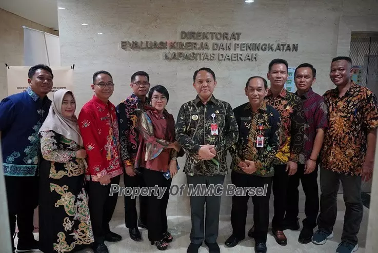 Pj. Bupati Barsel H. Deddy Winarwan foto bersama Kepala Perangkat Daerah Kab. Barsel di depan ruang Direktur Evaluasi Kinerja dan Peningkatan Kapasitas Daerah Kemendagri  (Foto:Dok)