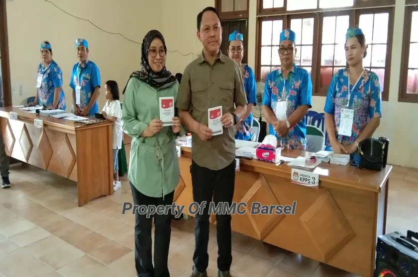 Pj. Bupati Barsel H. Deddy Winarwan dan Isteri Hj. Erna Ardiani Palupi Menunjukan Surat Suara (Foto:JN/EN/SNH)