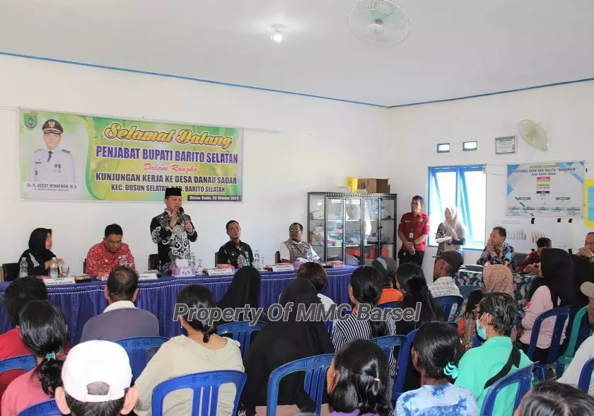 Pj.Bupati Barsel H. Deddy  Winarwan saat menjelaskan upaya penurunan stunting kepada warga desa di Balai Desa Danau Sadar (Foto:JN/ELZ4)