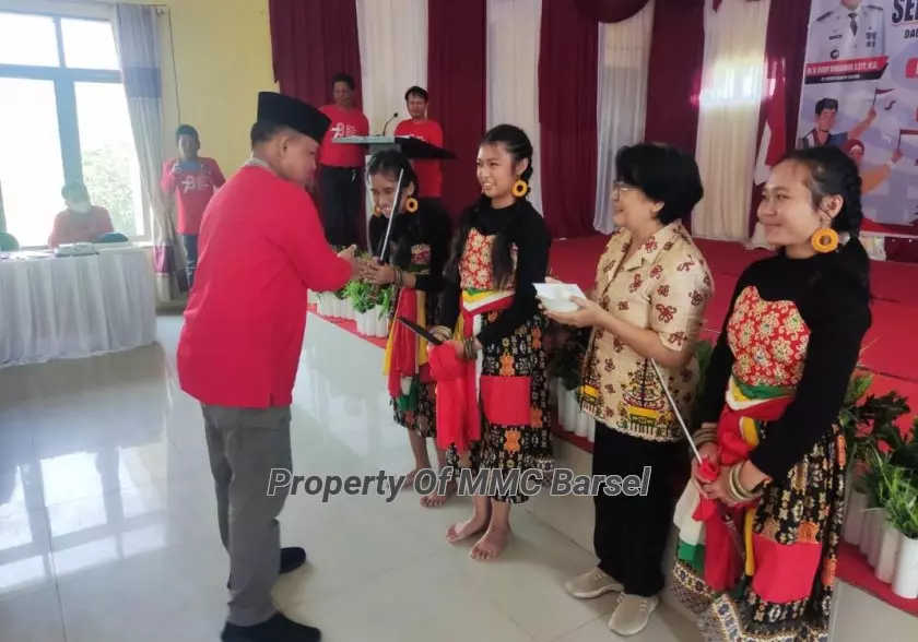 Pj.Bupati BArsel H.Deddy Winarwan memberikan bingkisan kepada peserta yang tampil (Foto:Elz4)