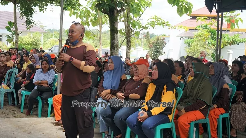 Salah Seorang Tenaga Kontrak Petugas Keberihan DLH KAb. Barsel saat menyampaikan pertanyaan kepada Pj. Bupati Barsel (Foto:JN/SNH)
