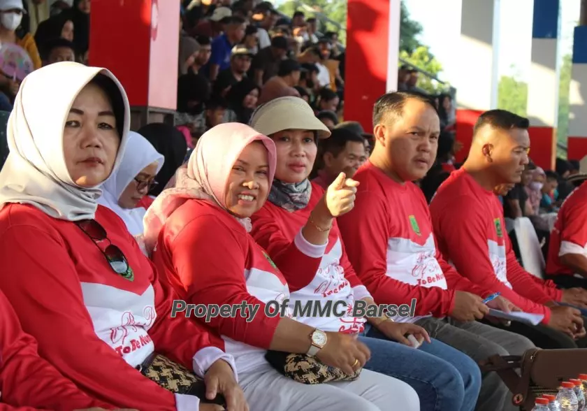 Pj,Bupati Barsel H.Deddy Winarwan dan Ketua TP.PKK Kab.Barsel Hj. Erna Ardiani saat pembukaan Kejuaran Balap Ketinting (Foto:Dok) 