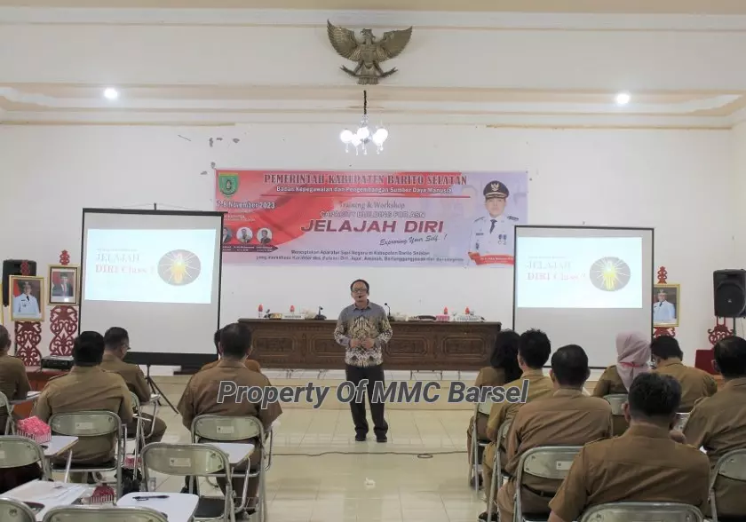 Salah satu Narasumber saat menyampaikan Materi dihadapan peserta Trainning & Workshop Capacity Building untuk Aparatur Sipil Negara (ASN) lingkup Pemkab Barsel (Foto:JN/ELZ4)