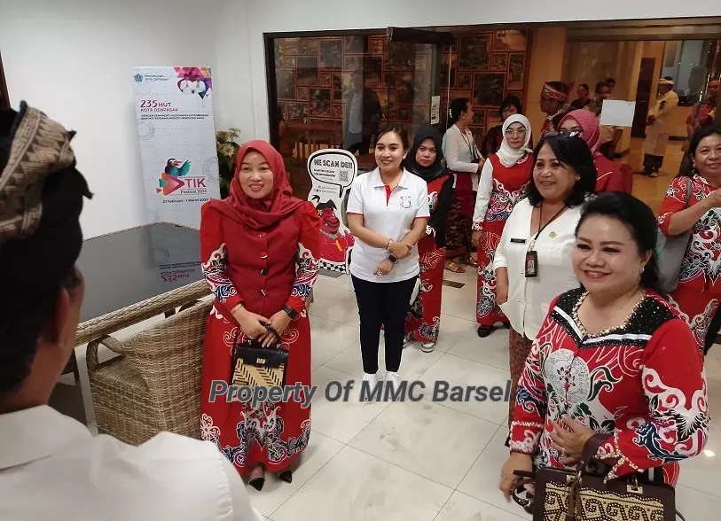 Ketua Dekranasda Kab. Barsel dan rombongan saat mendengarkan penjelasan dari Pelaku UMKM di Bali (Foto:Dok)