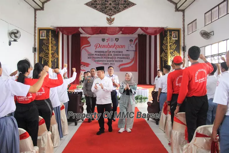 Pj. Bupati Barsel H. Deddy Winarwan didampingi Pj. Ketua TP-PKK Hj. Erna Ardiani saat memberikan semangat kepada Peseta Diklat Paskibraka Tahun 2023 (foto:JN)