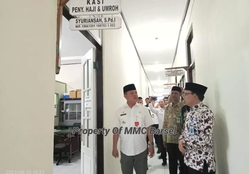 Pj.Bupati Barsel H.Deddy Winarwan didampingi Kepala Kemenag Kab.Barsel H.Arbaja saat melihat ruangan di kantor Kemenag Kab.Barsel (Foto:HN2R)