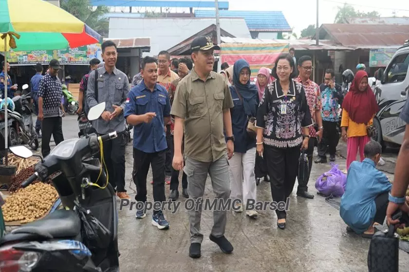 Pj. Bupati Barsel H. Deddy Winarwan beserta Rombongan Saat Sidak Pasar Subuh Buntok (Foto:JN/SNH)