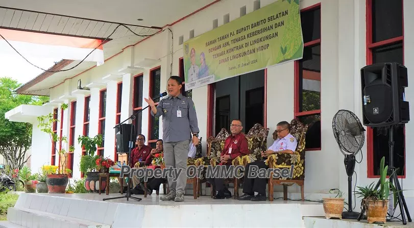 Pj.Bupati Barsel H. Deddy Winarwan berdialog dengan ASN dan Tenaga Kontrak  Petugas Kebersihan DLH Kab. Barsel (Foto:JN/SNH)
