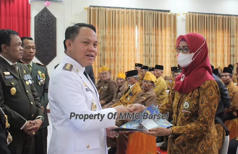 Pj.Bupati Barsel H. Deddy Winarwan saat menyerahkan bantuan untuk Veteran dan Warakawuri (Foto:JN/R1/Elz4/Dien)